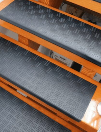 0.25м*0.75м Резиновые накладки на ступени Крестики с загибом 25см * 75см