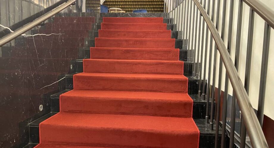 Спецмонтаж лестничного марша в Художественном кинотеатре