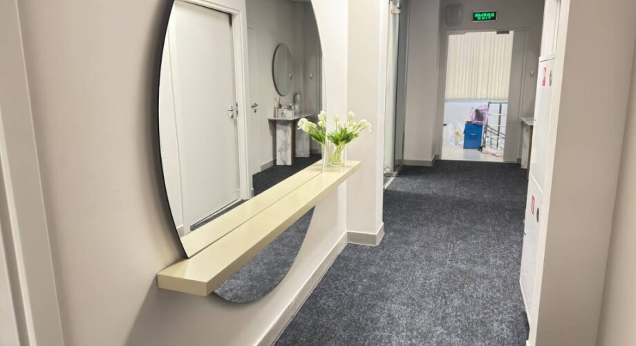 Качество и профессионализм: монтаж ковролина Corel в коридоре Академии здравоохранения в Москве