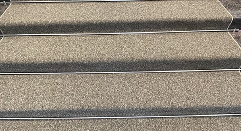 Раскрой и машинный оверлок шерстяного ковра ручной работы с закреплением тесьмы