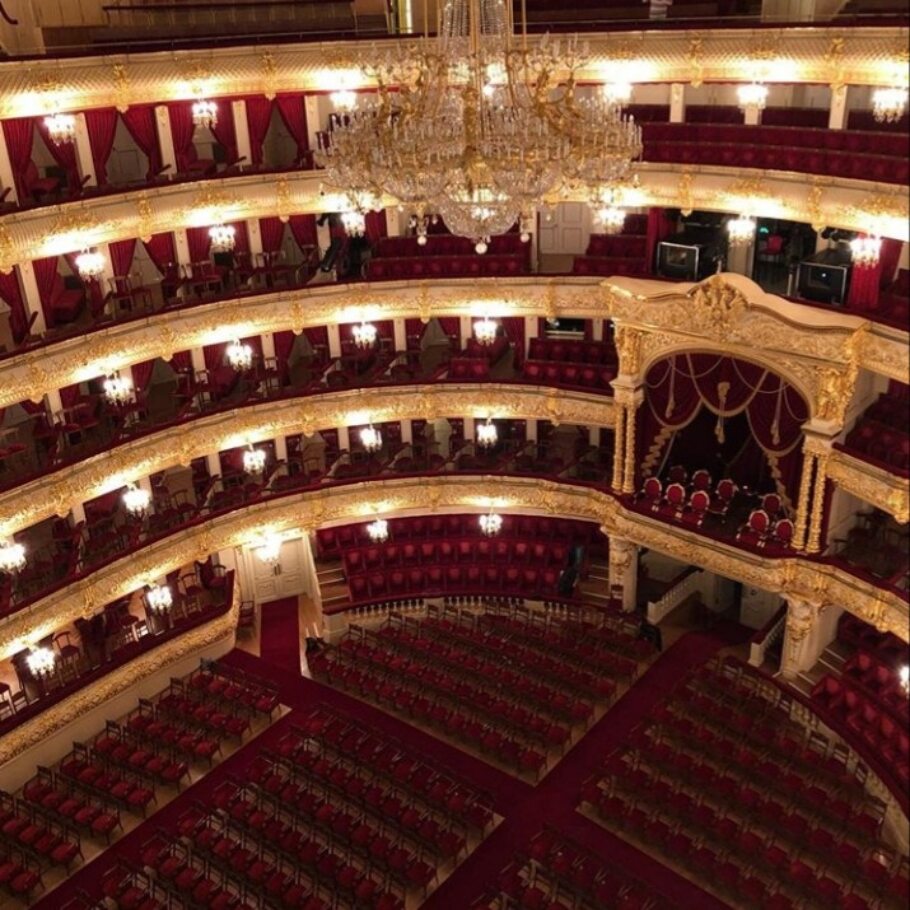 Замена красной ковровой дорожки в основном зале «старая сцена» Большого театра г.Москва.