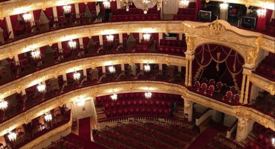 Замена красной ковровой дорожки в основном зале «старая сцена» Большого театра г.Москва.