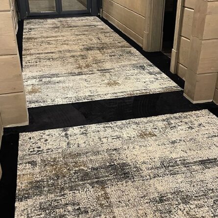 Изысканное и качественное ковровое покрытие: мастерство в укладке и монтаже