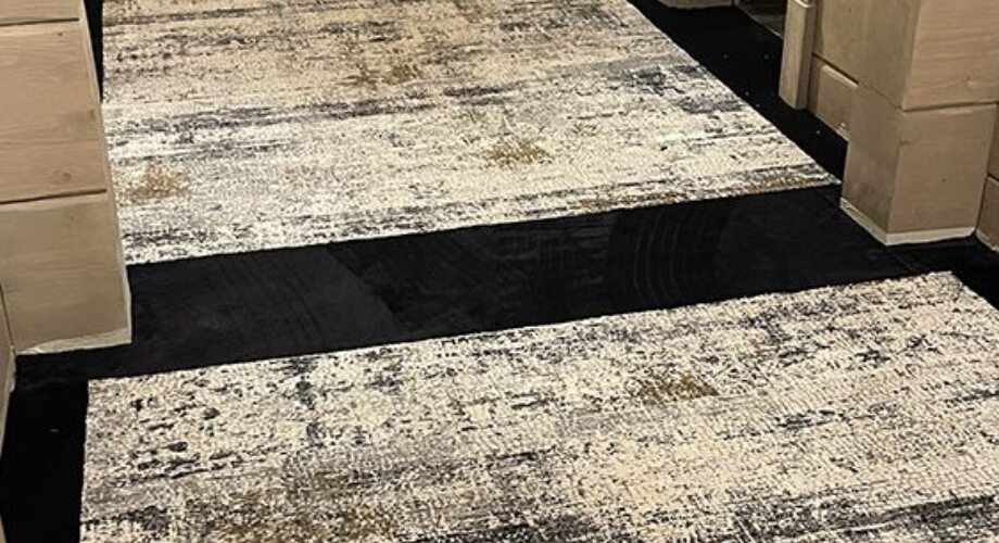 Изысканное и качественное ковровое покрытие: мастерство в укладке и монтаже