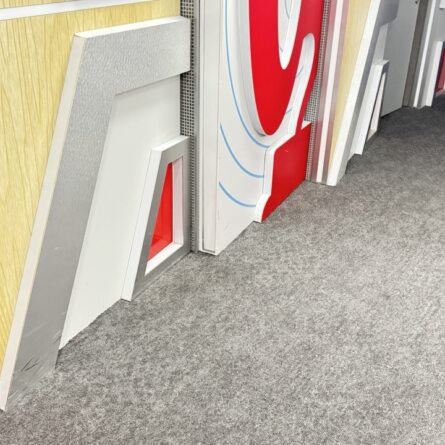 Обновление кабинета прямого вещания Русского радио: Полный процесс укладки ковролина