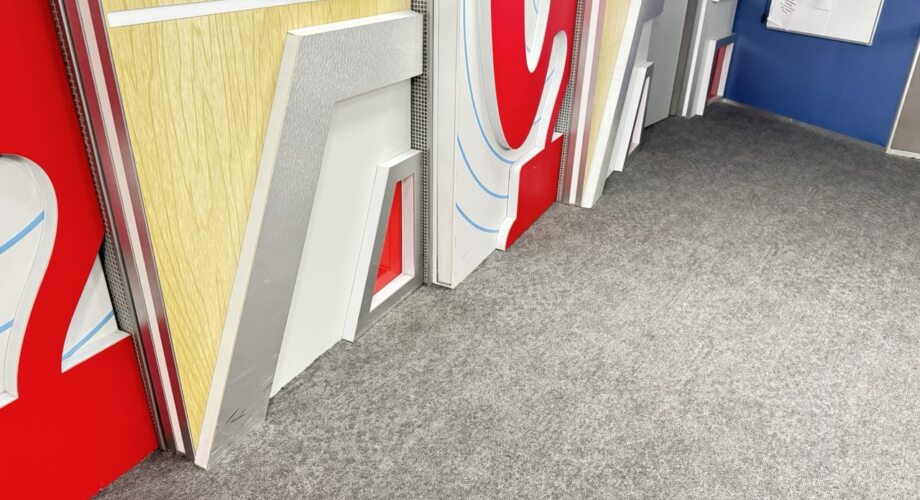 Обновление кабинета прямого вещания Русского радио: Полный процесс укладки ковролина