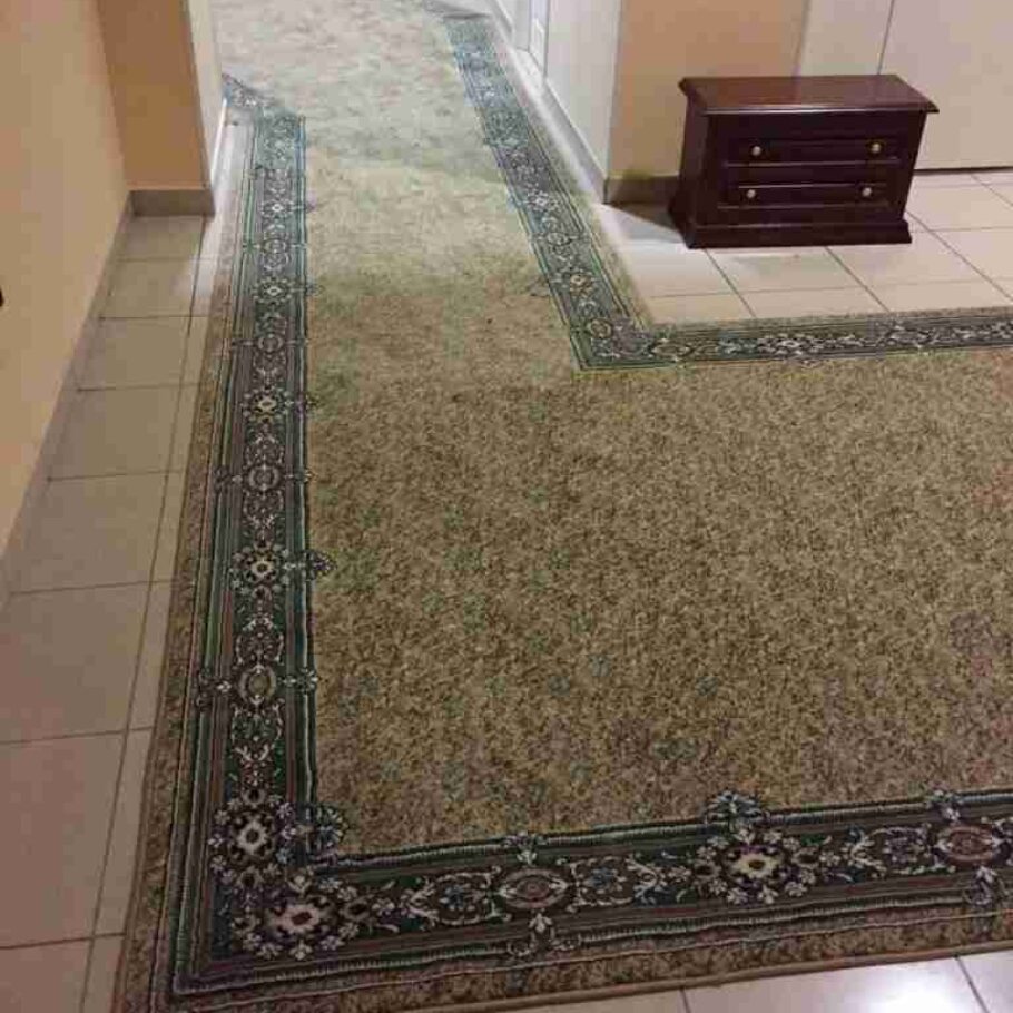 Монтаж ковровой дорожки в коридоре общественного помещения