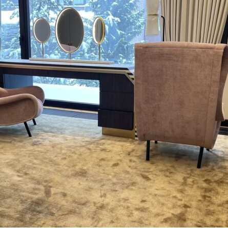 Монтаж и укладка коврового покрытия в гардеробной комнате частного дома