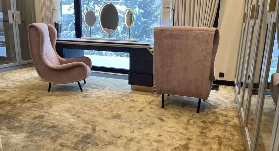 Монтаж и укладка коврового покрытия в гардеробной комнате частного дома