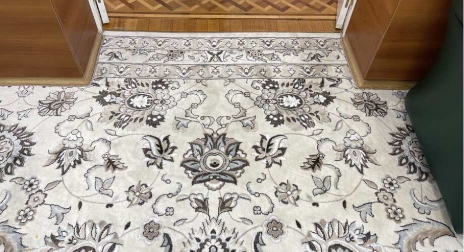 Монтаж, укладка и оверлок ковра