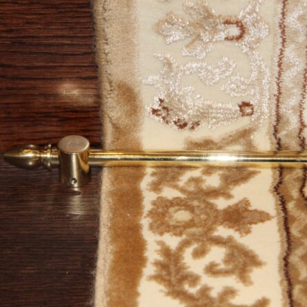 Укладка ковровой дорожки в частном доме на лестнице и монтаж ковродержателей