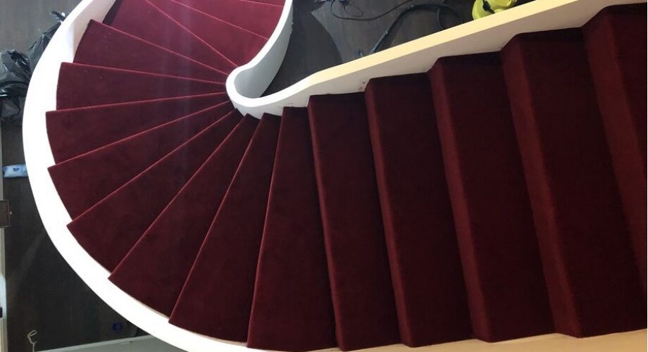 Элегантность и качество: укладка красного коврового покрытия на лестнице частного дома