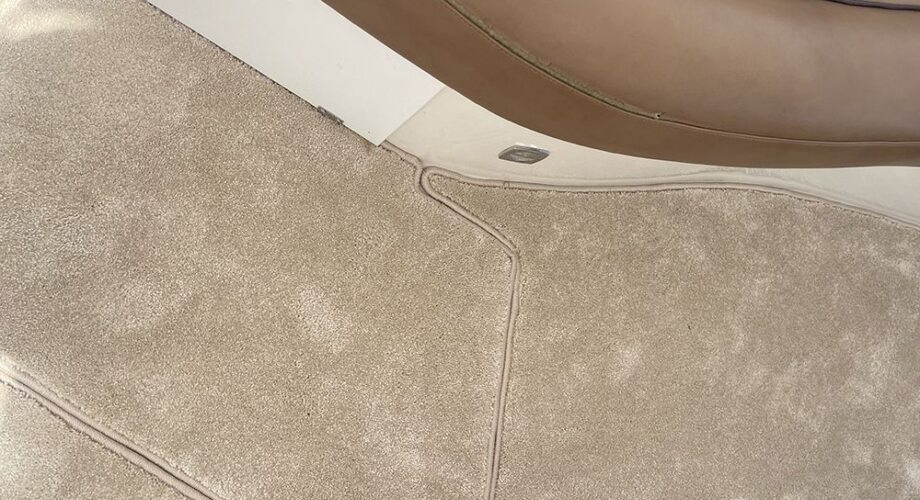 Укладка и оверлок коврового покрытия на яхте. Клязменское водохранилище