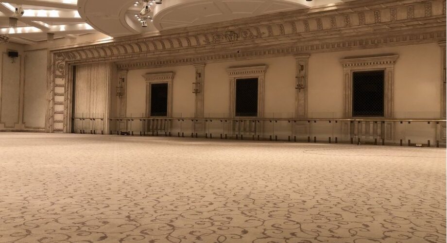 Укладка коврового покрытия в Бетховенском зале Большого театра: искусство создания уюта и элегантности