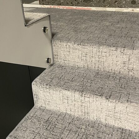 Укладка ковролина на лестнице в частном доме в Истре