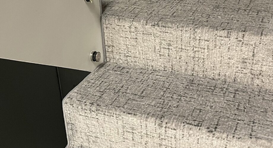 Укладка ковролина на лестнице в частном доме в Истре