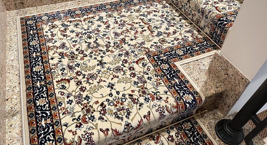 Укладка ковровой дорожки на лестницу частного дома в Санкт-Петербурге