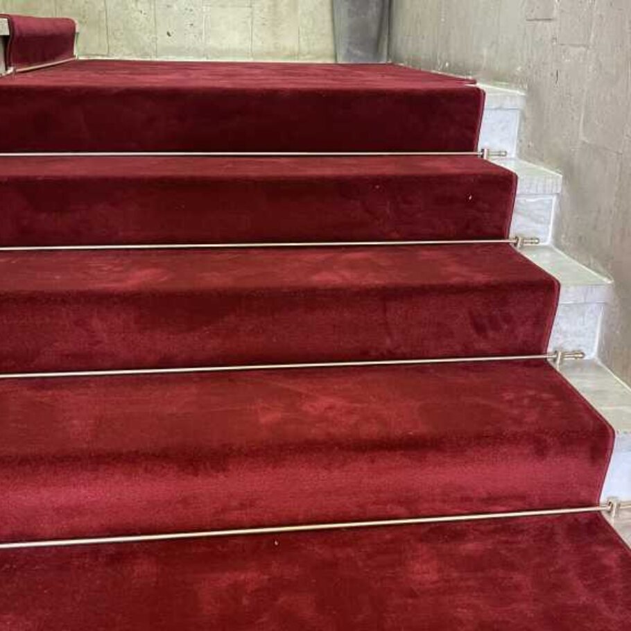 Укладка красной ковровой дорожки в Лужниках Олимпик Комплекс