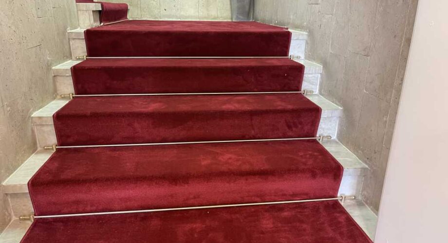 Укладка красной ковровой дорожки в Лужниках Олимпик Комплекс