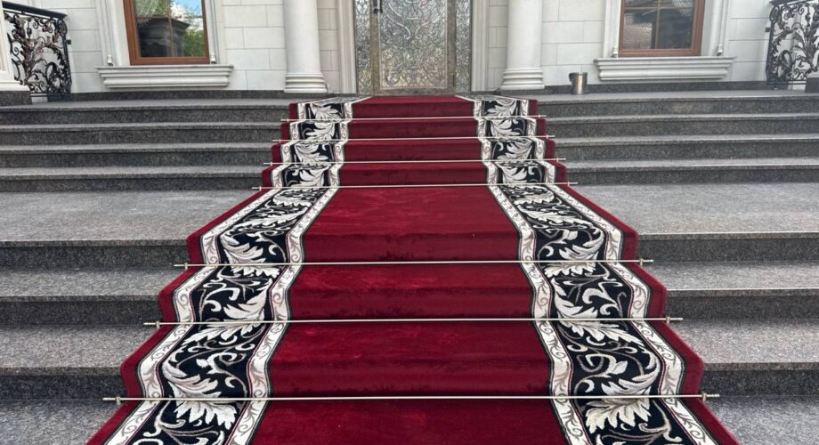 Монтаж красной ковровой дорожки Валенсия: Преобразование входной зоны загородного дома