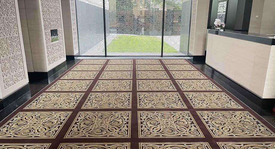 Демонтаж старого коврового покрытия и укладка нового ковра в холле элитного жилого дома в Москве