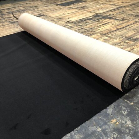 Укладка коврового покрытия на сцене концертного зала в Тверском районе