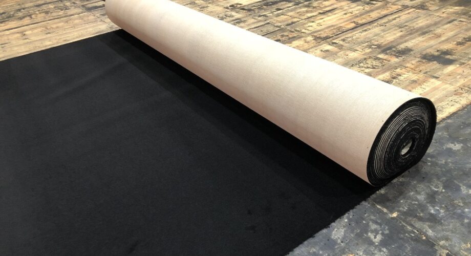 Укладка коврового покрытия на сцене концертного зала в Тверском районе