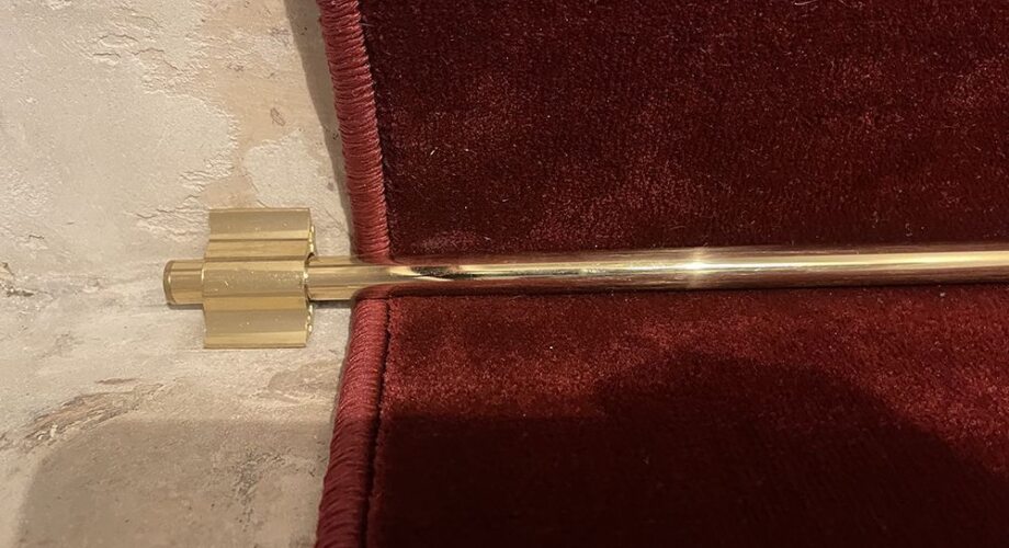 Укладка ковровой дорожки на лестницу в частном доме