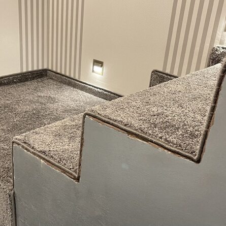 Преображение лестницы: как ковролин сочетает эстетику и комфорт
