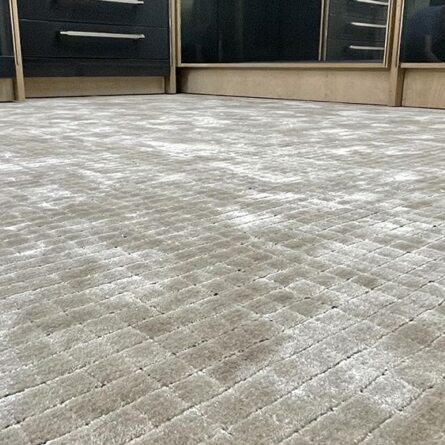 Укладка коврового покрытия в гардеробной комнате: наш новый успешный проект