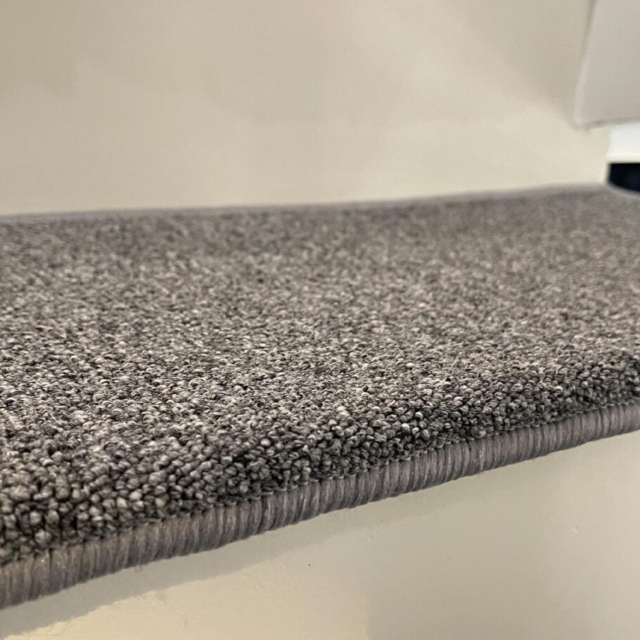 Изготовление накладок на ступени из ковролина для частного дома