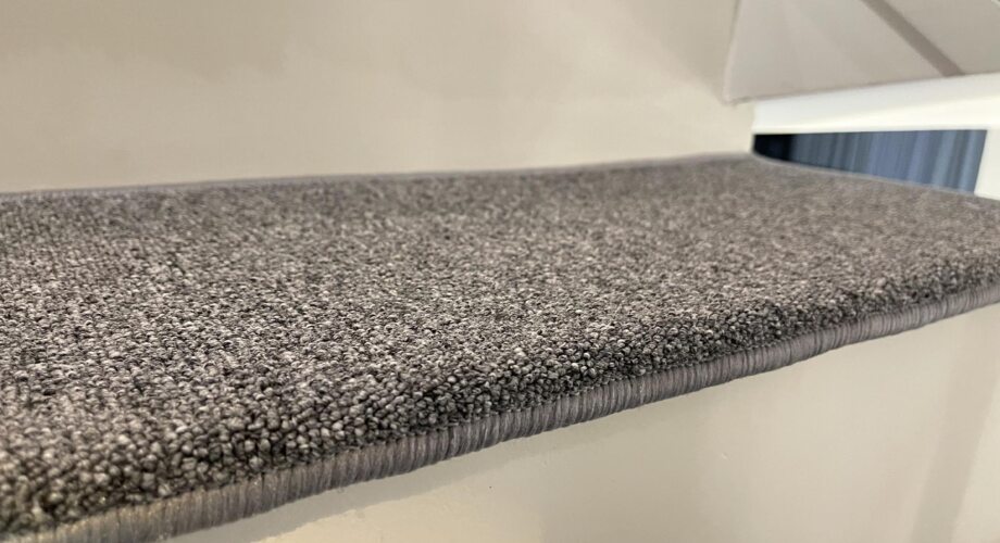 Изготовление накладок на ступени из ковролина для частного дома