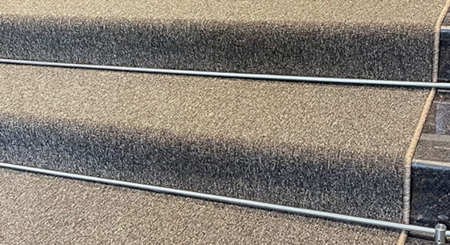 Укладка коврового покрытия на лестнице в Красносельском районе