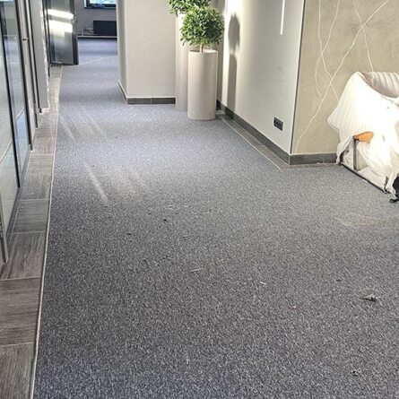 Нарезка, оверлок, настил и сварка коврового покрытия в офисном здании г.Москва