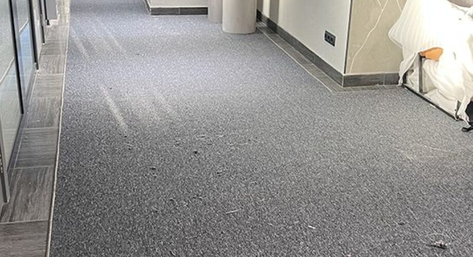 Нарезка, оверлок, настил и сварка коврового покрытия в офисном здании г.Москва