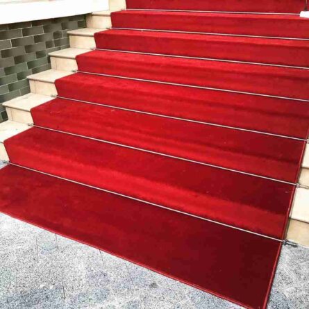 Монтаж элитной красной дорожки на входе в дом