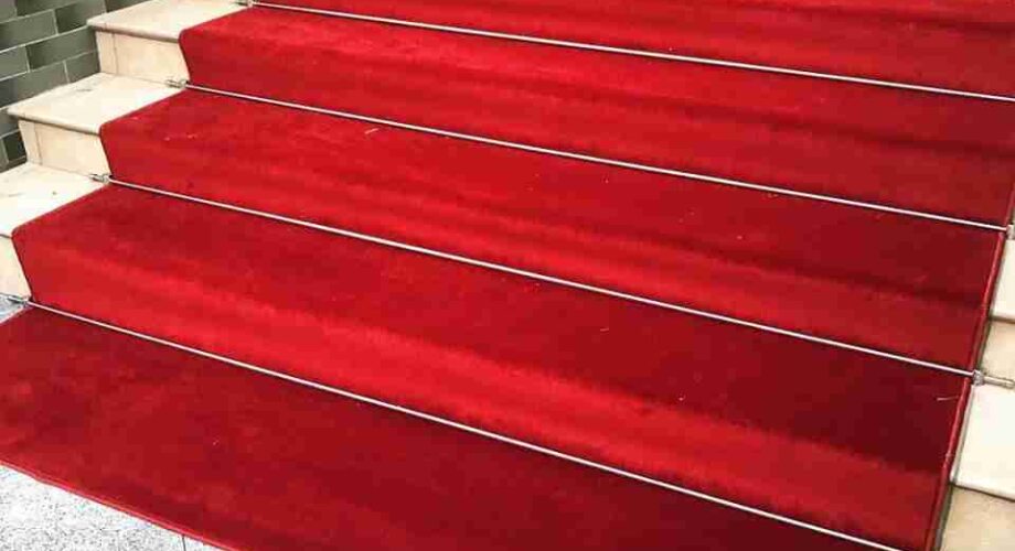 Монтаж элитной красной дорожки на входе в дом