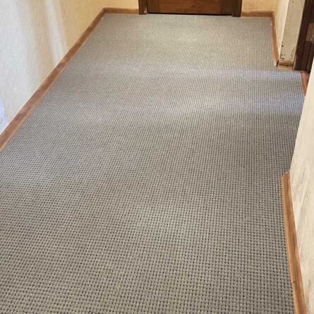 Укладка и монтаж коврового покрытия в коридоре частного дома