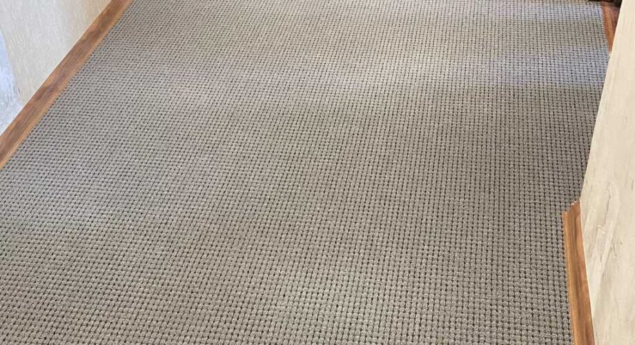 Укладка и монтаж коврового покрытия в коридоре частного дома