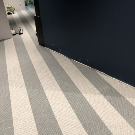 Профессиональная укладка ковровой плитки: надежность и красота от нашей компании