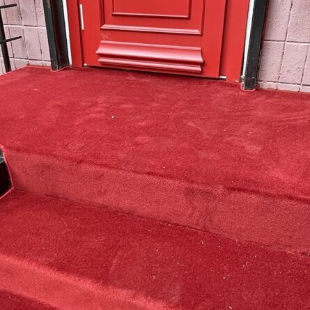 Эффектная укладка красного ковролина на уличной лестнице в Хамовниках