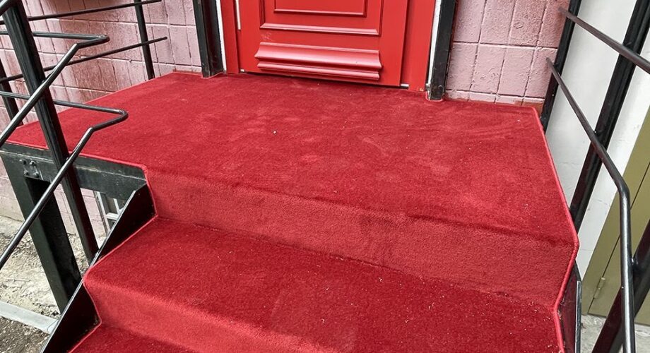 Эффектная укладка красного ковролина на уличной лестнице в Хамовниках