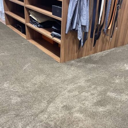 Укладка и монтаж высоковорсного покрытия в гардеробной