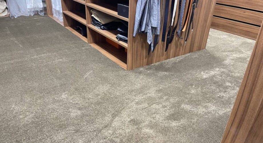 Укладка и монтаж высоковорсного покрытия в гардеробной