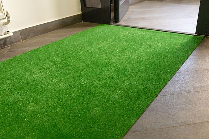 Зеленый ковролин в интерьере