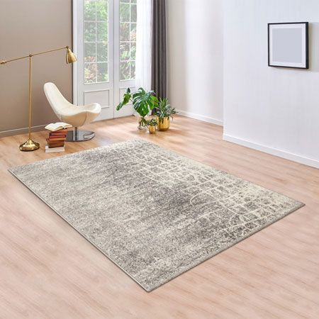 Бежевый ковер в комнате