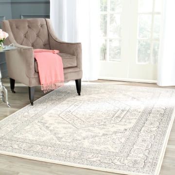 Светлый ковер в интерьере