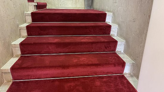 Укладка красной ковровой дорожки в Лужниках Олимпик Комплекс