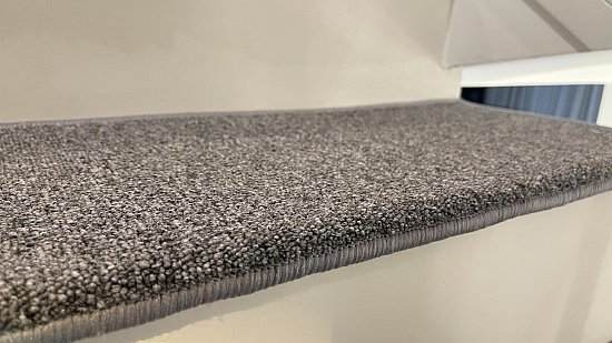 Изготовление накладок на ступени из ковролина для частного дома