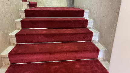 Укладка красной ковровой дорожки в Лужниках Олимпик Комплекс